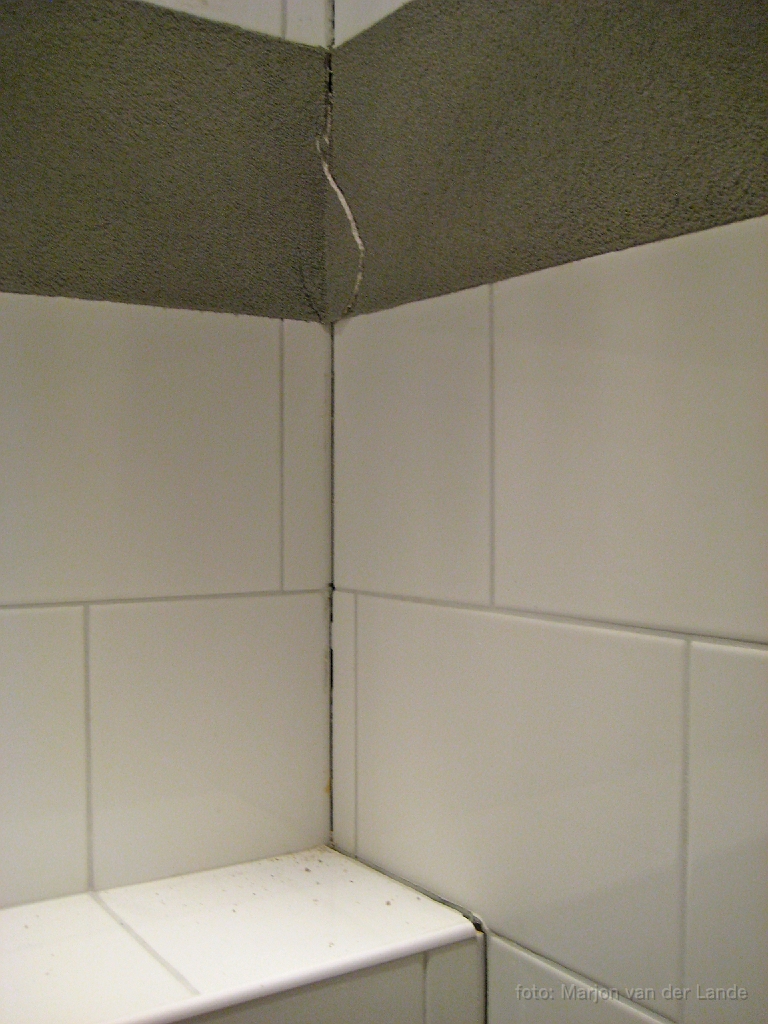 IMG_4269.jpg - Toilet tot en met vloer hal schade scheur 4